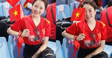 Hot girl Trâm Anh diện áo cờ đỏ sao vàng hội ngộ BLV Tuyền Văn Hóa
