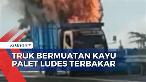 Truk Bermuatan Kayu Palet Ludes Terbakar Di Ruas Jalan Tol Sidoarjo