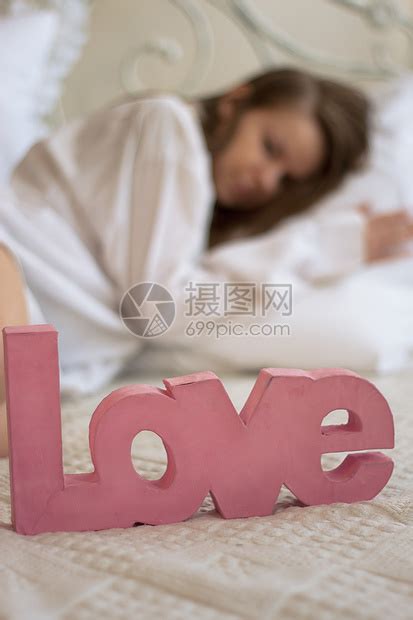 在女孩旁边的床上说爱高清图片下载 正版图片320889874 摄图网