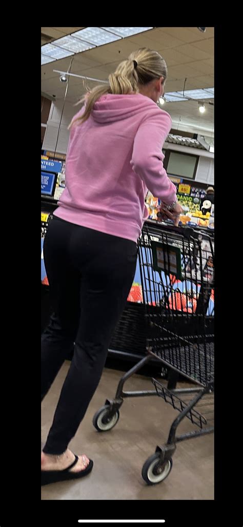 Blond PAWG Milf Bent Over With VPL Spandex Leggings Yoga Pants Forum