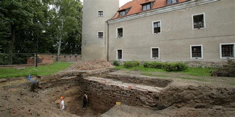 Wykopaliska Archeologiczne Na Terenie Zamku W Pas Ku Wiadomo Ci