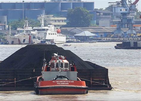 Tongkang Batu Bara Lepas Dari Tag Boat Nyaris Hantam Jembatan Ampera