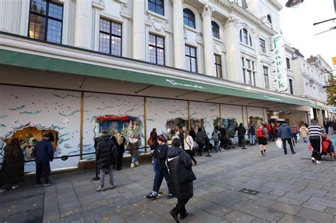 15 Pictures Of Families Seeing Fenwick S Christmas Window After Being