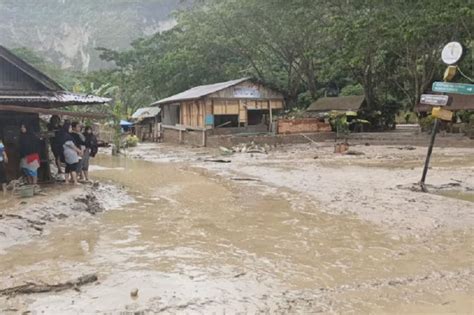 Ngarai Sianok Bukittinggi Diterjang Banjir Lumpur Warga Mengungsi