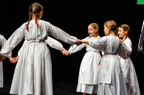 Obmo No Sre Anje Otro Kih Folklornih Skupin Ljubljanski Ringaraja