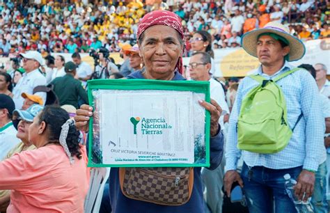 Entregan títulos de propiedad de tierras a víctimas de Córdoba GS