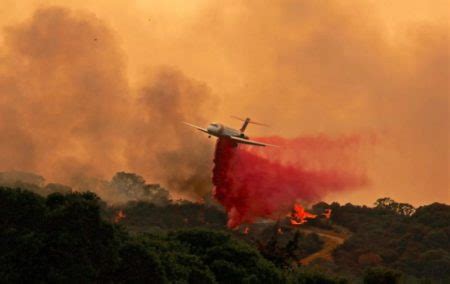 Incendios en California dejan ocho muertos y arrasan 93 000 hectáreas