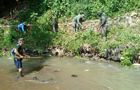 Satgas Citarum Sektor Bersihkan Sampah Yang Menghambat Aliran Air