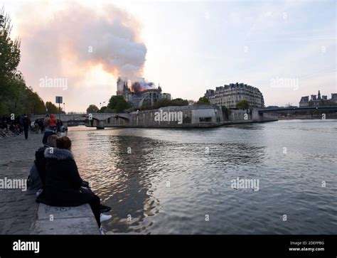 El Humo Y Las Llamas Se Levantan De La Catedral De Notre Dame El De