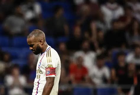 Alexandre Lacazette pourrait quitter Lyon en raison de l intérêt des