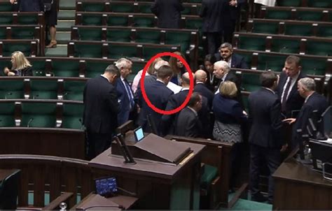 Politycy PiS nerwowo przeglądali w Sejmie tajemnicze kartki Wiadomo