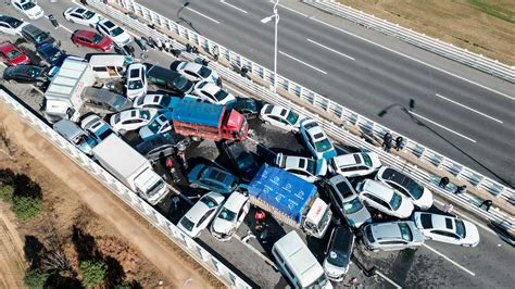 Un Choque Múltiple En Un Puente De China Dejó Un Muerto Y Más De 200 Vehículos Atascados Bajo