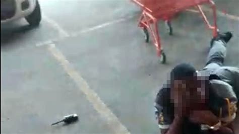 Vídeo Segurança de supermercado é baleado no rosto após ser assaltado