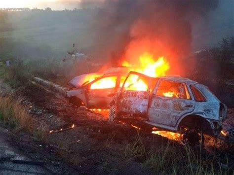 G Carros Batem De Frente Pegam Fogo E Motoristas Morrem Na Br