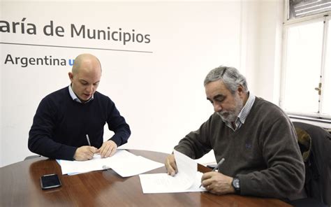 El Intendente Firm Con El Secretario De Asuntos Municipales De Naci N