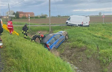 Rio Saliceto Reggio Emilia Incidente Vola Con Lauto Nel Fosso E Si