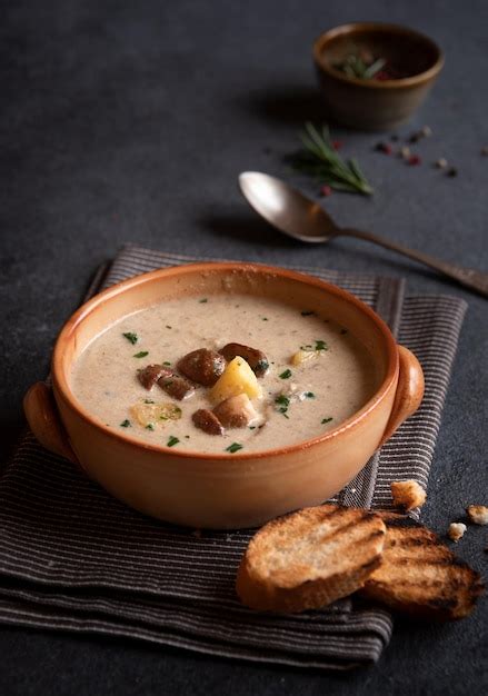 Sopa cremosa de champiñones porcini en un bol rústico Foto Premium