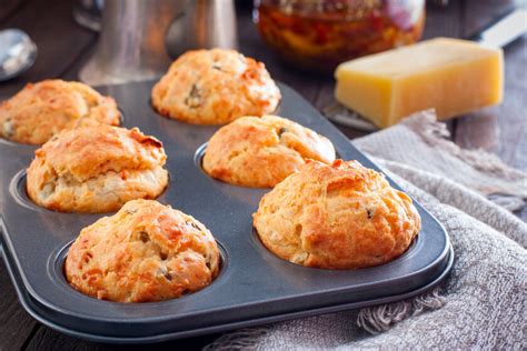 Muffin de queijo tomate e manjericão é fácil de fazer e ótima opção de