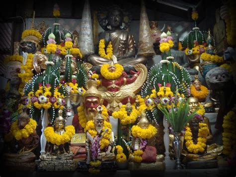 Altar Samnak Por Gae Ajarn Thoy Lersi Thai Hermit Path