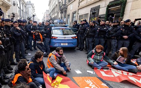 Attivisti Ultima Generazione Blitz A Roma Con Maschere Di Meloni E