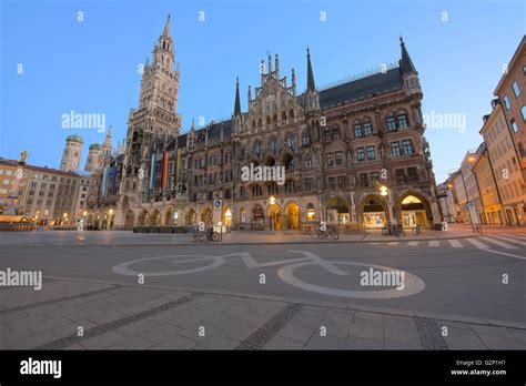 Munich skyline night hi-res stock photography and images - Alamy