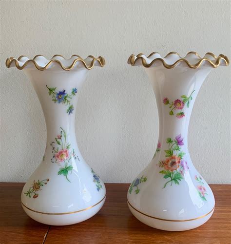 Proantic Pair De Vases En Opaline De Baccarat