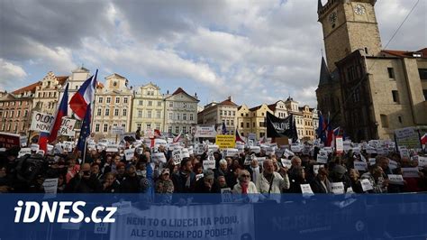 Tisíce lidí protestovaly proti ministryni Benešové Požadovaly její