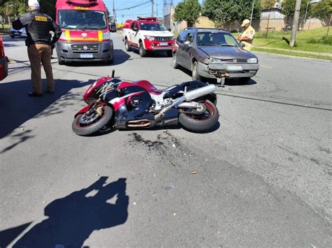 PR Piloto e garupa ficam feridos após serem atingidos por carro