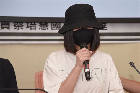 南投爆國小狼師伸狼爪30年還升校長 女學生控被抱坐腿親吻摟腰、班上開「後宮」摸完塞錢 上報 要聞