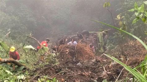 Truk Masuk Jurang Di Sitinjau Lauik Sedalam 100 Meter Dengan Kemiringan