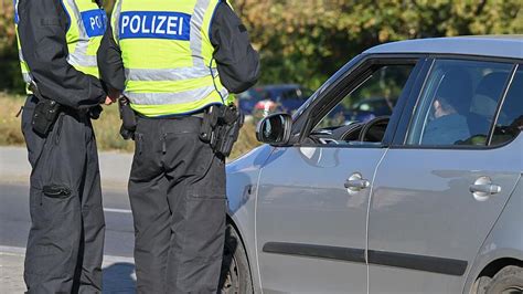 24 Jähriger fährt ohne Führerschein Polizei beschlagnahmt Auto im