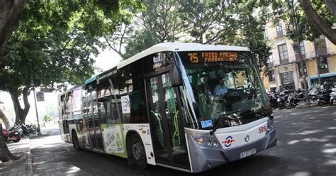 La EMT de Málaga regala Lo visible y lo invisible de Ernesto Cardenal