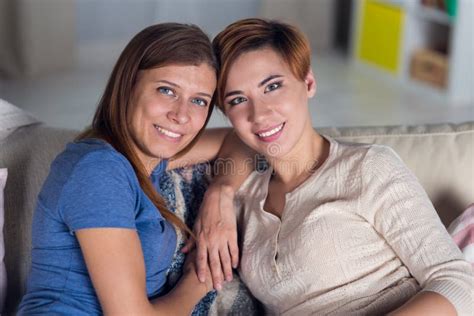 Homosexuelle Paare Von Lesbischen Frauen Zu Hause Auf Dem Couchumarmen Stockbild Bild Von