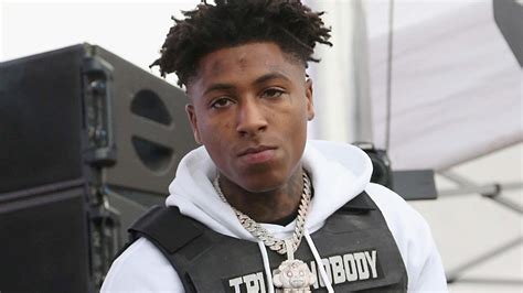 Arrestan a NBA YoungBoy en Los Ángeles por una orden federal