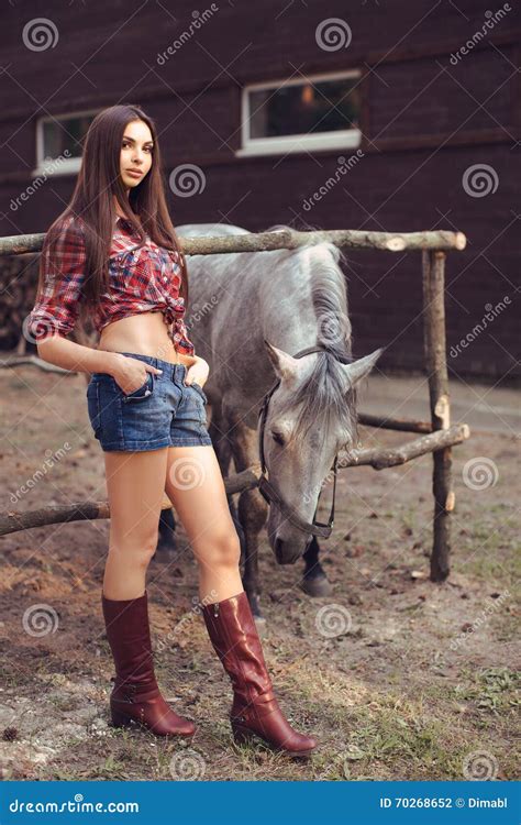 Mulher E Cavalo Estilo Sexy Ocasional Foto De Stock Imagem De