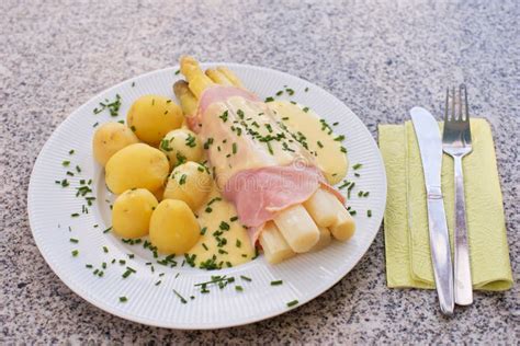 De Gekookte Witte Asperge Met De Ham En De Verse Nieuwe Gekookte Die