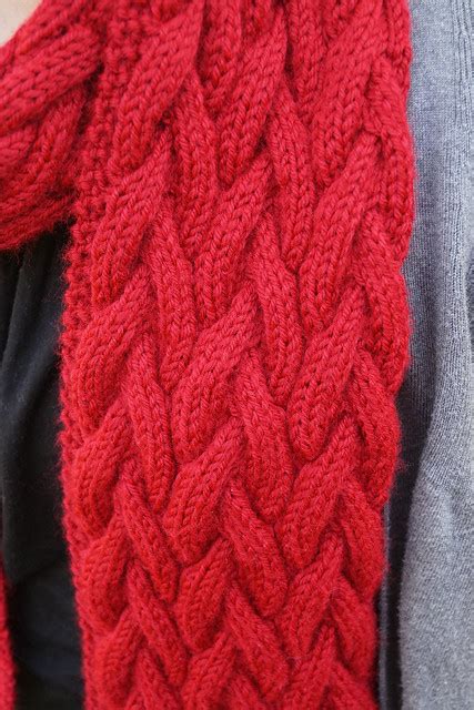 Creative Chicks: Another cable scarf