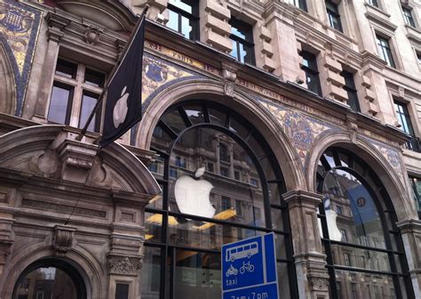 London Photo Beautiful Apple Store