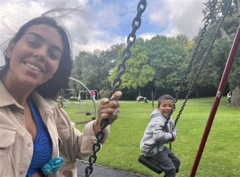 Georgina and her coolest photos with her children in the park ...