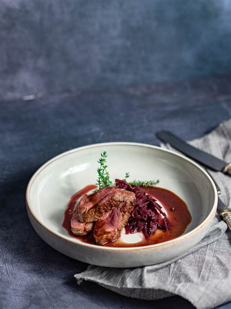 Entenbrust Auf Rotkraut Mit Kroketten Und Rosmarinreduktion