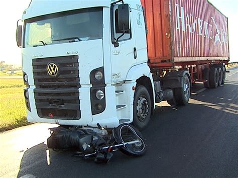 G1 Motociclista morre ao ser atropelado por dois caminhões em