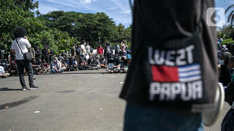 Foto Aliansi Mahasiswa Papua Gelar Aksi Di Kawasan Patung Kuda Foto