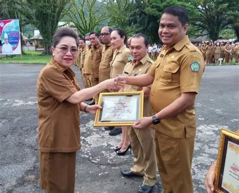 Tamuntuan Serahkan Piagam Penghargaan Untuk Opd Juara Lomba Kebersihan