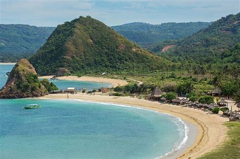 Pantai Kuta Lombok: Tiket Masuk 2024, Sejarah & Daya Tarik