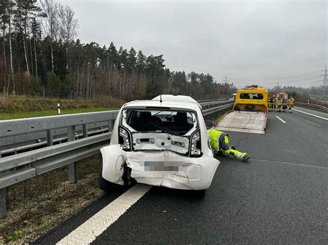 Unfall auf A73 Auto überschlägt sich und kommt von Fahrbahn ab