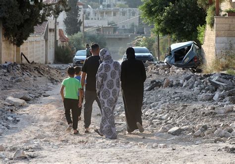 População de Gaza está a comer erva e beber água poluída devido ao