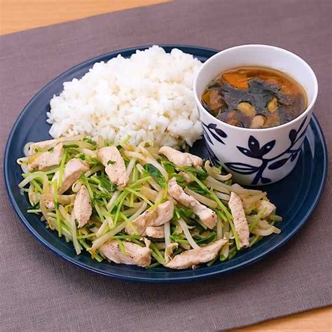 1食500kcal台でも大満足！ 鶏むね肉と豆苗の中華炒めプレートのレシピ動画・作り方 Delish Kitchen