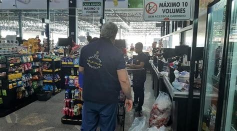 acrítica Procon AM autua supermercado por vendas de produtos