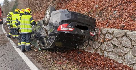 Unfall bei Arnoldstein PKW wird nach Crash in Straßengraben