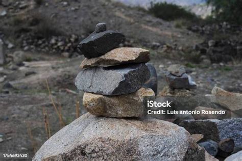 piramida batu seimbang  situs arkeologi  menara batu bertumpuk